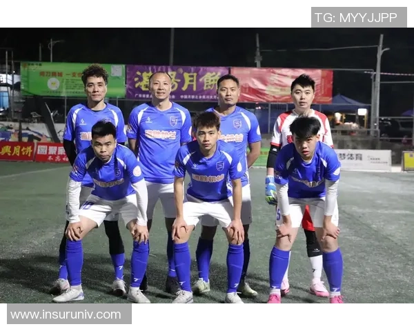 蓝色足球照片展现激情与梦想的完美结合,记录每一次精彩瞬间与团队精神 蓝色足球照片展现激情与梦想的完美结合,记录每一次精彩瞬间与团队精神